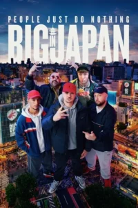 Cinco homens em streetwear posam com humor sobre uma vibrante cidade japonesa iluminada à noite, com prédios e multidões. Um come noodles.