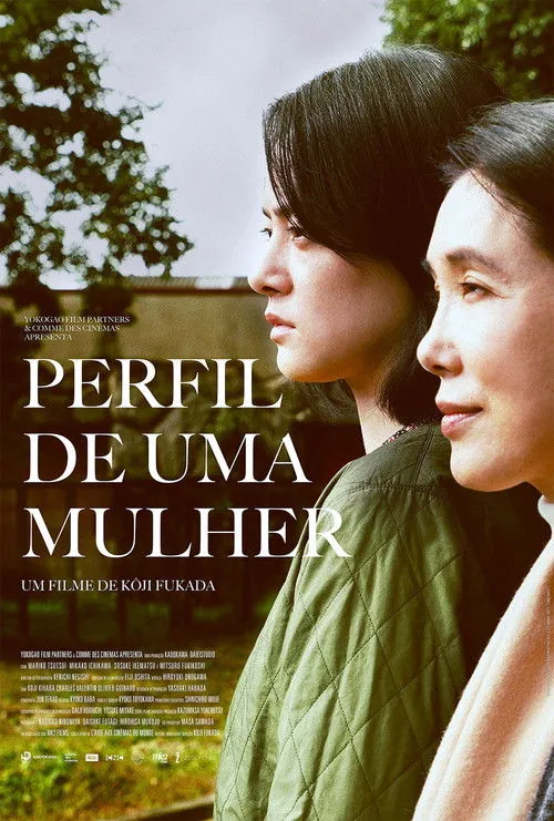 Pôster: Duas mulheres asiáticas, jovem e mais velha, em perfil, olham para a direita. Fundo natural verde borrado. Clima sereno e reflexivo.