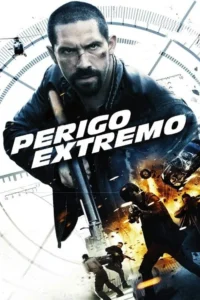 Homem barbudo e ferido com arma no centro. Explosões,carros,helicóptero e figuras em combate caótico. Ação intensa.