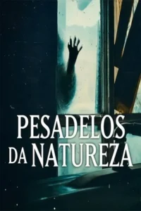 Mão monstruosa e escura com garras pressionada em uma janela suja,criando uma cena de horror sombria e misteriosa.