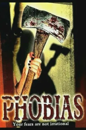 Mão feminina segurando um machado ensanguentado. Fundo escuro granulado com sombras, clima tenso de terror.