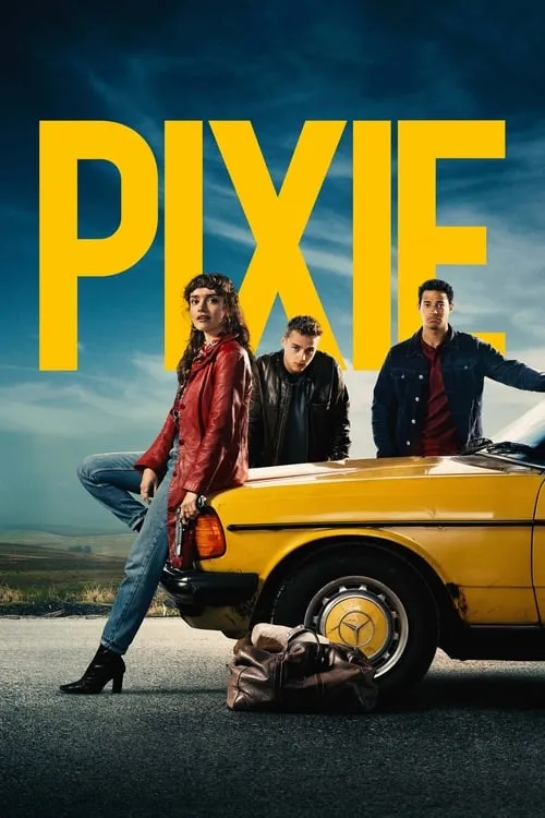 Pixie 1 Três pessoas,uma mulher de vermelho e dois homens,junto a um carro amarelo em uma estrada aberta. Clima sério de road trip.