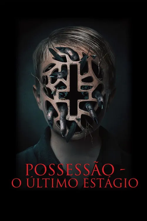 Menino com rosto coberto por máscara esquelética com cruz invertida. Garras afiadas e insetos emergem das fendas. Clima sombrio.
