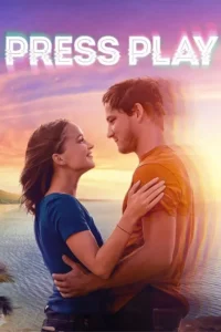 Pôster:Casal sorridente se abraça em praia tropical ao pôr do sol. O homem tem um efeito de glitch. Clima romântico e mágico.