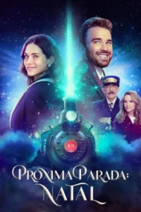 Pôster mágico natalino com casal feliz,condutor e mulher mais velhos. Um trem antigo emite luz em noite estrelada cheia de brilhos.