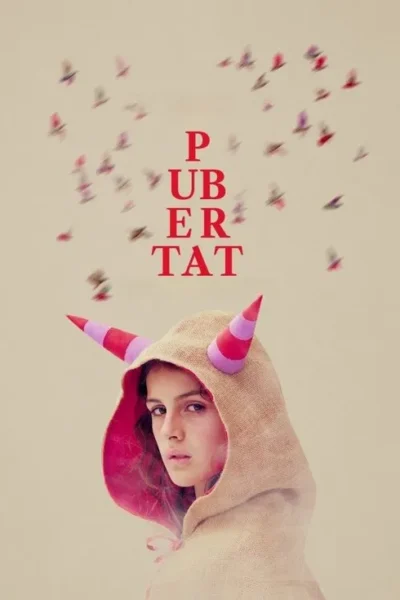 Jovem com capuz de saco e chifres listrados rosa/vermelho, olhar sério. Pássaros coloridos borrados voam acima.