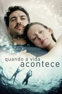 Pôster com casal de expressão aflita em meio a bolhas. Abaixo,duas pessoas nadam em águas profundas,buscando a superfície. Clima intenso.