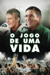 Um jogador e um treinador sorridentes acima de um time de futebol americano celebrando a vitória em campo iluminado.