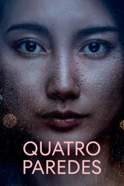 Close-up do rosto de uma mulher, visto através de um vidro embaçado pela chuva, com luzes noturnas desfocadas ao fundo. Clima sombrio.