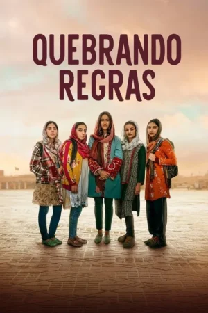 Cinco mulheres jovens com roupas coloridas e véus, posam com expressões sérias num cenário urbano aberto sob um céu claro e suave.