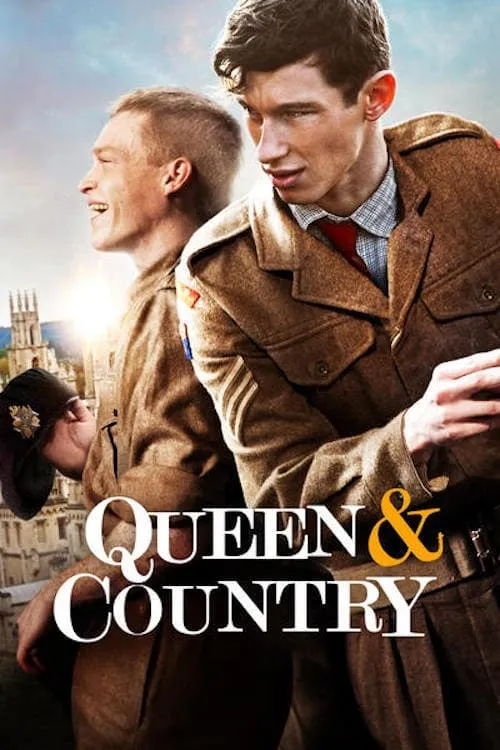 Rainha e País 1 Dois jovens em uniformes militares marrons. Um sorri,segurando um boné;o outro tem expressão séria. Edifício antigo no fundo,sob céu claro.
