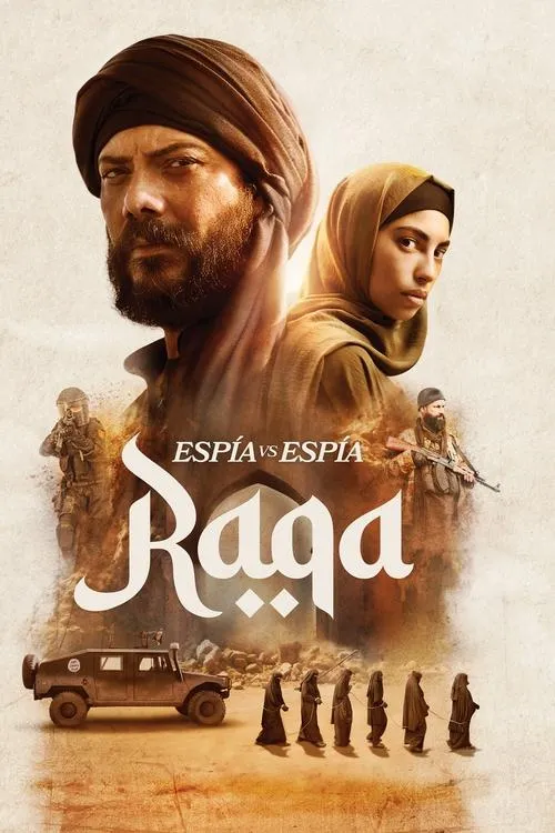 Raqqa:Spy vs. Spy 1 Pôster. Homem barbudo com turbante e mulher de hijab em deserto árido com soldados,veículo e pessoas acorrentadas. Clima tenso,guerra.