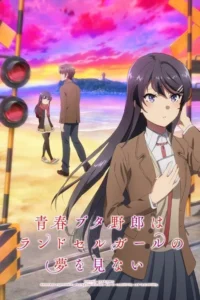 Estudantes de anime. Uma jovem em uniforme no primeiro plano,dois ao fundo perto de uma travessia de trem. Céu vibrante com pôr do sol roxo e laranja.