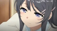 Close-up de garota anime, olhos roxos cheios de lágrimas, bochechas coradas, e um sorriso triste. Cabelo escuro, blusa branca.