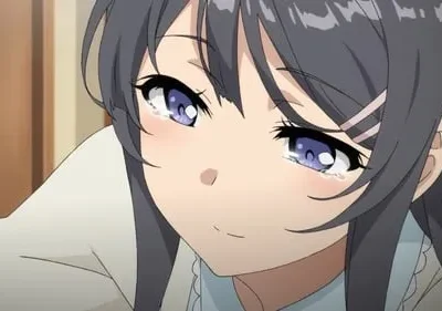 Close-up de garota anime, olhos roxos cheios de lágrimas, bochechas coradas, e um sorriso triste. Cabelo escuro, blusa branca.