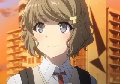 Garota anime sorridente de cabelo castanho com presilha amarela, em uniforme escolar, contra o pôr do sol laranja na cidade.