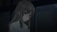 Garota anime de cabelos castanhos e óculos, camisa branca, olhando para baixo. Cenário escuro e sombrio, com clima pensativo.