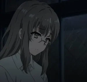 Garota anime de cabelos castanhos e óculos, camisa branca, olhando para baixo. Cenário escuro e sombrio, com clima pensativo.