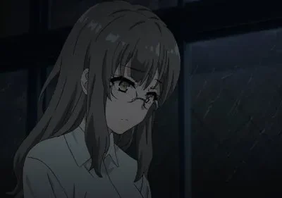 Garota anime de cabelos castanhos e óculos, camisa branca, olhando para baixo. Cenário escuro e sombrio, com clima pensativo.