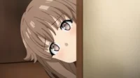 Uma garota anime de cabelo castanho, com olhos grandes e bochechas coradas, espreita timidamente de uma parede.