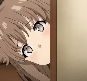 Uma garota anime de cabelo castanho, com olhos grandes e bochechas coradas, espreita timidamente de uma parede.