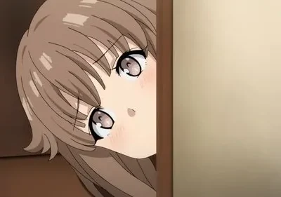 Uma garota anime de cabelo castanho, com olhos grandes e bochechas coradas, espreita timidamente de uma parede.