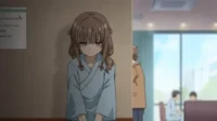 Menina anime triste de pijama hospitalar azul olha para baixo em corredor. Ao lado, quarto de hospital claro com outras pessoas.