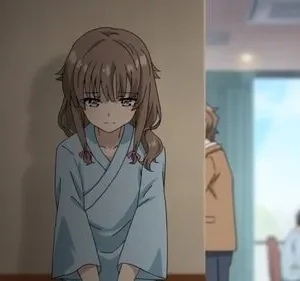 Menina anime triste de pijama hospitalar azul olha para baixo em corredor. Ao lado, quarto de hospital claro com outras pessoas.