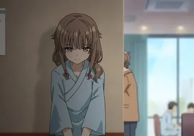 Menina anime triste de pijama hospitalar azul olha para baixo em corredor. Ao lado, quarto de hospital claro com outras pessoas.