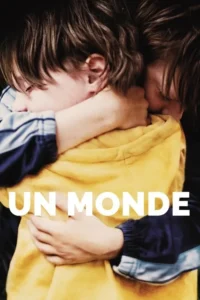 Dois jovens se abraçam apertado,rostos juntos e olhos fechados. Um veste moletom amarelo,outro azul. Cena íntima e emocional.