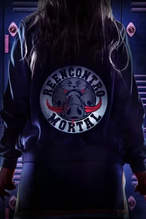 Jovem de costas, moletom com emblema de javali feroz sangrento. Mãos cobertas de sangue, em corredor de armários azuis escuros. Atmosfera sombria e violenta.