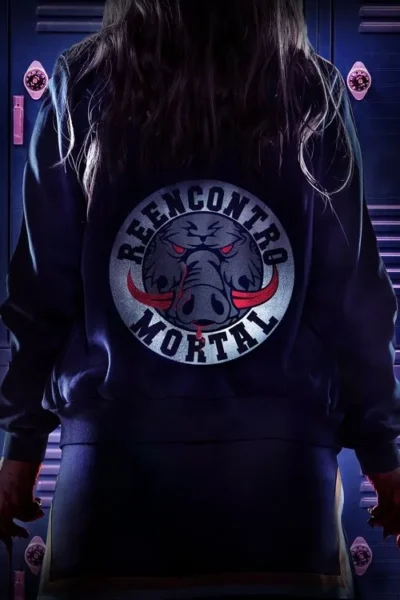 Jovem de costas, moletom com emblema de javali feroz sangrento. Mãos cobertas de sangue, em corredor de armários azuis escuros. Atmosfera sombria e violenta.