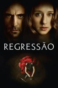 Pôster escuro:rostos tensos de um homem e uma mulher. Abaixo,uma criança de costas,encolhida no chão,envolta em tecido vermelho e um objeto.