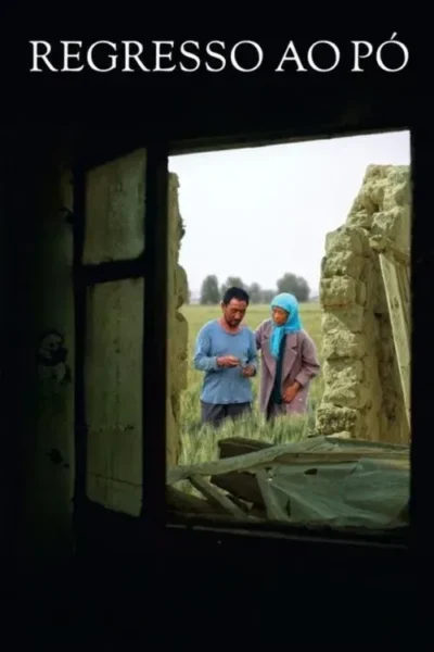 Homem e mulher em campo verde, enquadrados por uma janela de ruínas escuras. Ela veste um lenço azul. Clima rural e austero.
