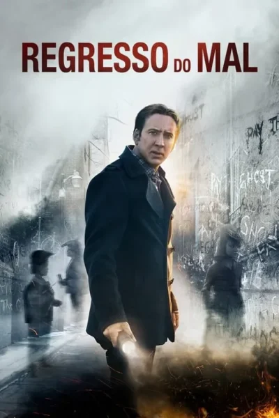 Homem em casaco escuro com lanterna em beco sombrio. Grafites nas paredes e figuras fantasmagóricas ao fundo. Clima de suspense.