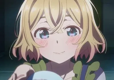 Jovem anime loira com bochechas rosadas e grandes olhos cintilantes, sorri gentilmente segurando um objeto esférico azul claro num cenário escuro.