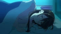 Mulher de anime com cabelos escuros deitada na cama sob luz azul, olhando para o lado. Ambiente noturno e pensativo.