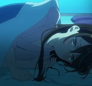 Mulher de anime com cabelos escuros deitada na cama sob luz azul, olhando para o lado. Ambiente noturno e pensativo.