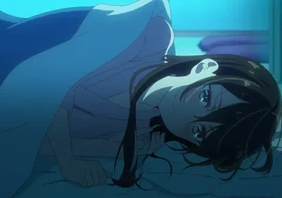Mulher de anime com cabelos escuros deitada na cama sob luz azul, olhando para o lado. Ambiente noturno e pensativo.