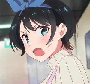 Anime girl com cabelo curto preto, laço azul e olhos teal arregalados. Bochechas coradas, boca aberta em surpresa, em um corredor claro.