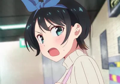 Anime girl com cabelo curto preto, laço azul e olhos teal arregalados. Bochechas coradas, boca aberta em surpresa, em um corredor claro.