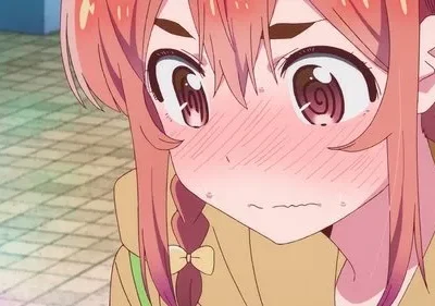 Close-up de personagem de anime com cabelo rosa, bochechas coradas, olhos arregalados com espirais e gotas de suor, expressando timidez.