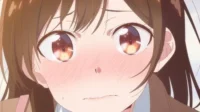 Close-up de uma garota anime de cabelo castanho com olhos grandes arregalados, bochechas coradas e expressão flustrada.