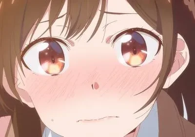 Close-up de uma garota anime de cabelo castanho com olhos grandes arregalados, bochechas coradas e expressão flustrada.