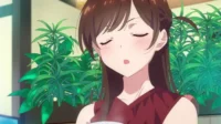 Jovem anime de cabelo castanho, olhos fechados e bochechas rosadas, rodeada por plantas. Clima sereno.