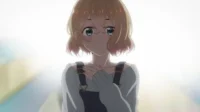 Jovem anime de cabelo loiro e olhos azuis, vestindo blusa ombro a ombro e jardineira. Expressão melancólica contra um fundo claro e suave.