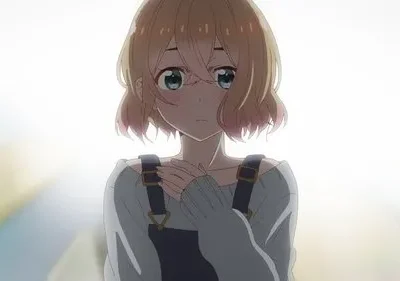 Jovem anime de cabelo loiro e olhos azuis, vestindo blusa ombro a ombro e jardineira. Expressão melancólica contra um fundo claro e suave.
