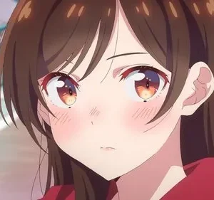 Anime girl de cabelo castanho, olhos âmbar e bochechas coradas, com expressão suave e ligeiramente tímida. Fundo urbano desfocado.