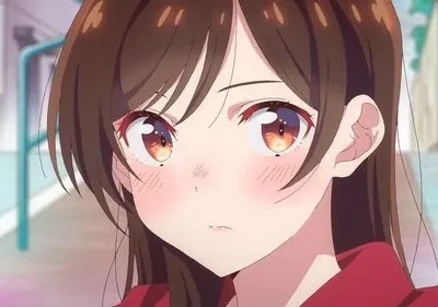 Anime girl de cabelo castanho, olhos âmbar e bochechas coradas, com expressão suave e ligeiramente tímida. Fundo urbano desfocado.