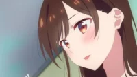 Close-up de anime girl com cabelo castanho, olhos brilhantes e bochechas coradas, olhando para o lado. Clima fofo e pensativo.
